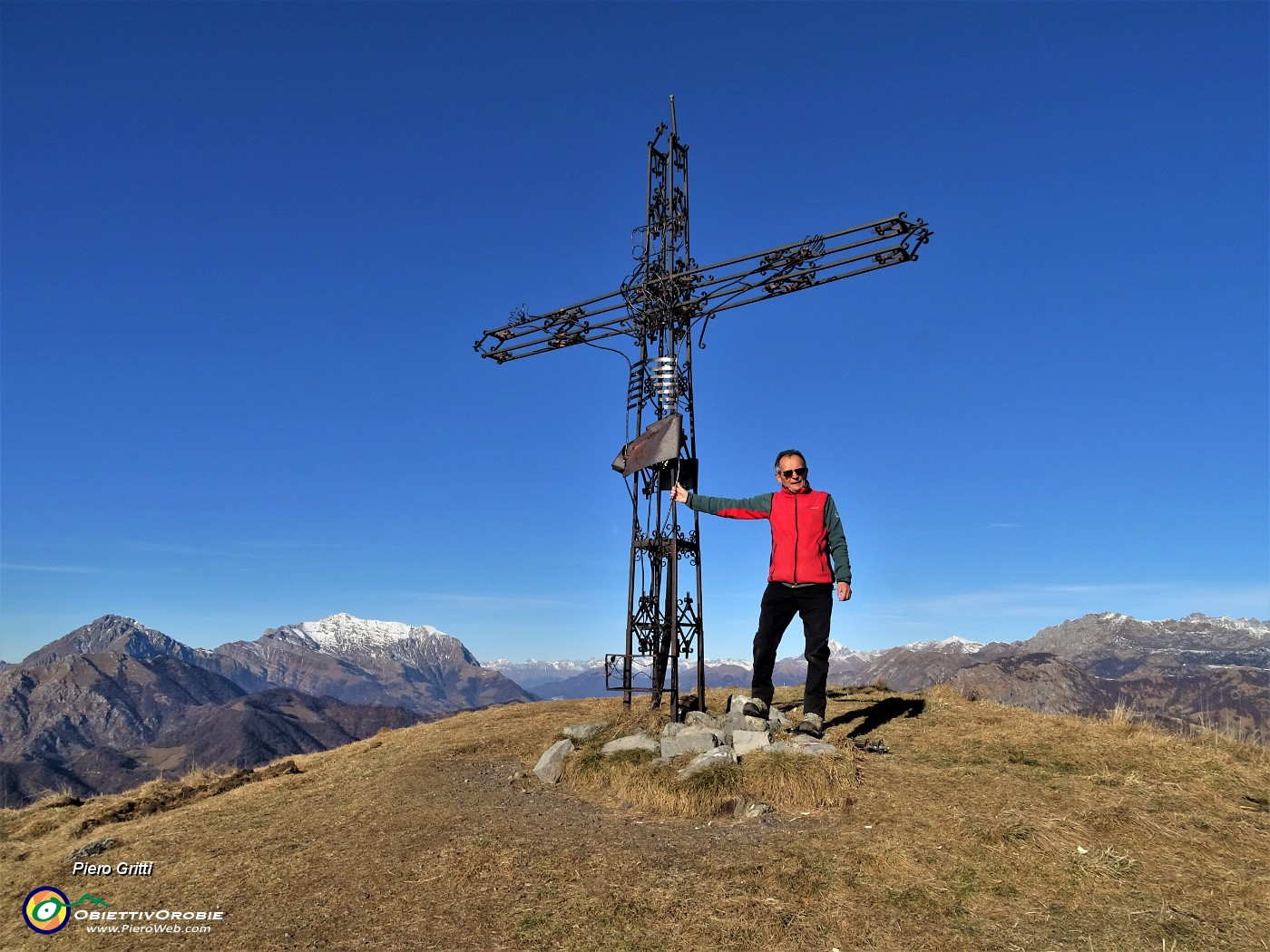 33 Alla croce di vetta dello Zuc de Valmana (1546 m).JPG